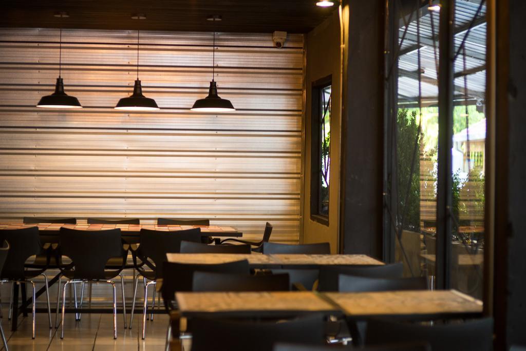 202 House Hotel Chiang Mai Bagian luar foto